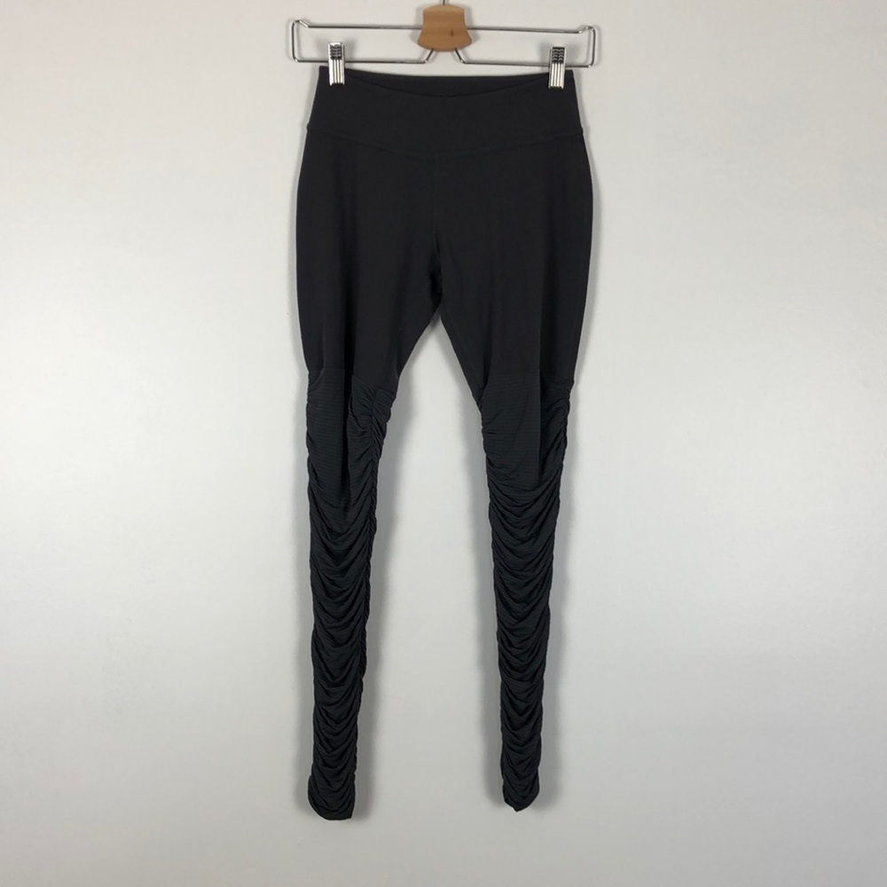 Beyond Yoga womens heather gray flexible gathered bottom long leggings Size Med